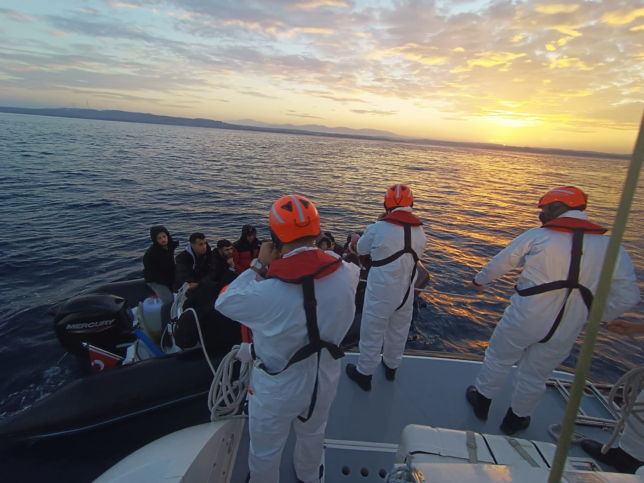 Didim açıklarında lastik bot içerisinde yakalanan 16 düzensiz göçmen sahil güvenlik tarafından yakalandı.