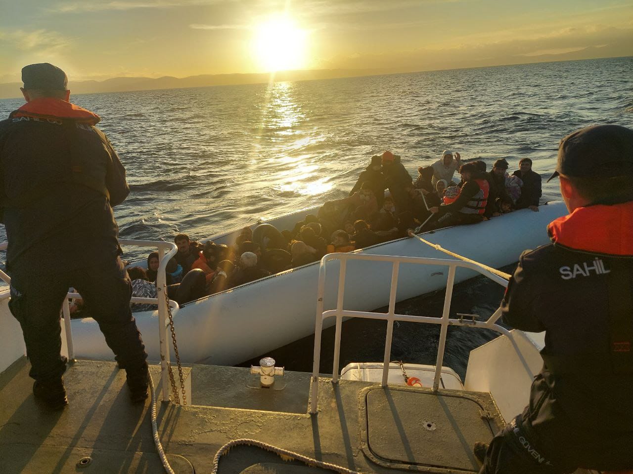 Balıkesir Sahil Güvenlik Botu, Ayvalık'ta 53 düzensiz göçmeni yakaladı