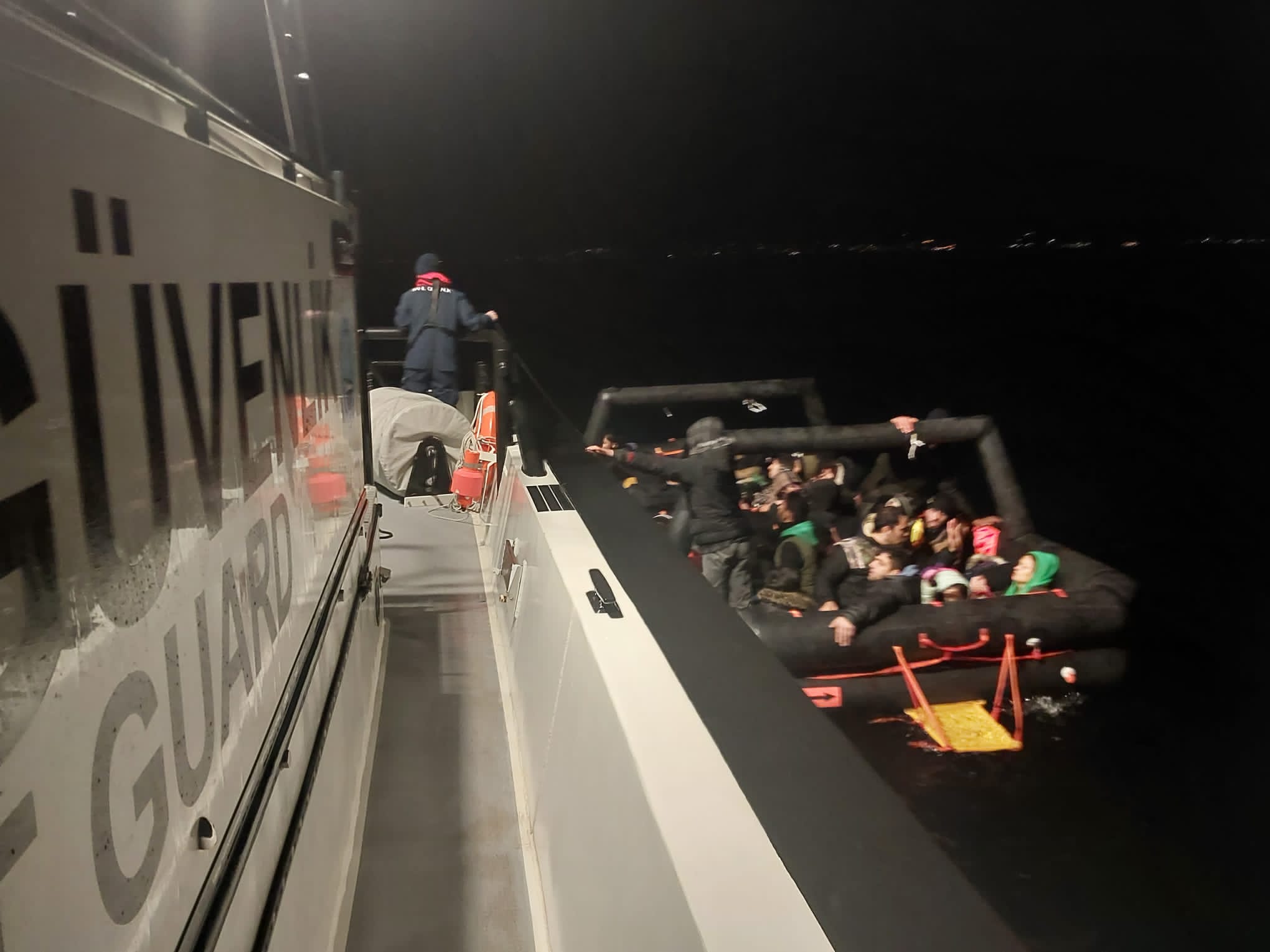 Ayvalık açıklarında sahil güvenlik botları tarafından kurtarılan 49 düzensiz göçmen