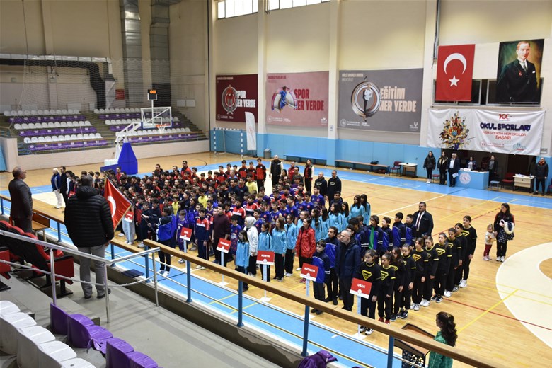 Afyonkarahisar'da Okul Sporları Yıldız Basketbol Grup Müsabakaları Başladı