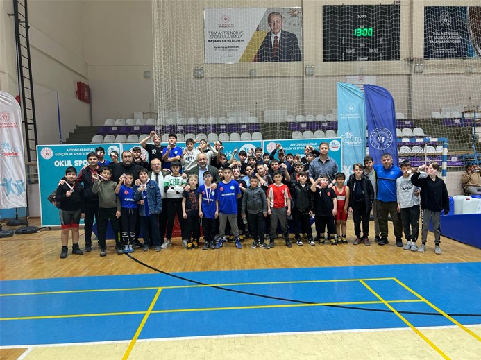 Afyonkarahisar'da düzenlenen Okul Sporları'nda küçük erkekler güreş müsabakaları tamamlandı