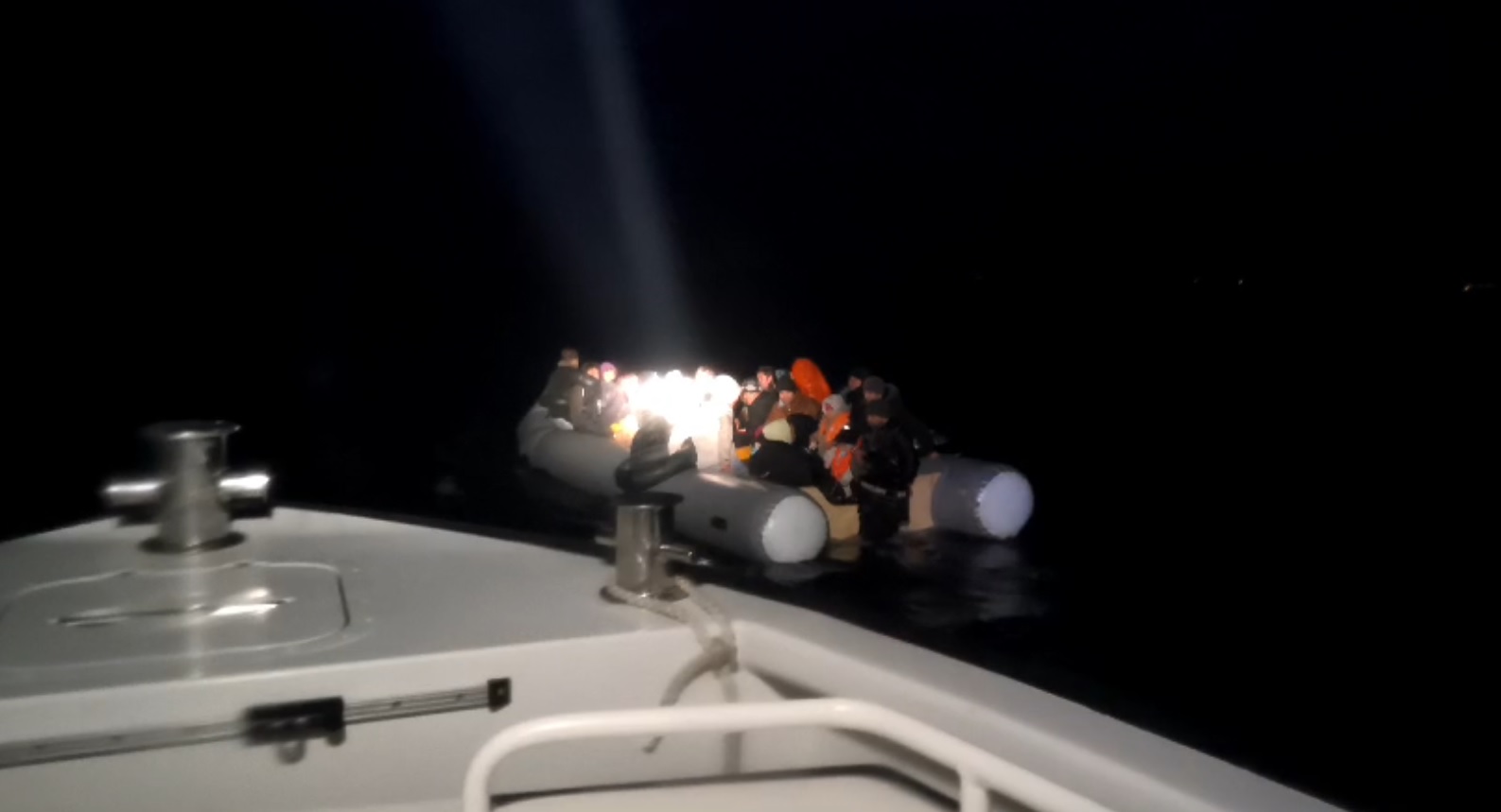 İzmir Menderes açıklarında Sahil Güvenlik, 25 düzensiz göçmeni yakaladı