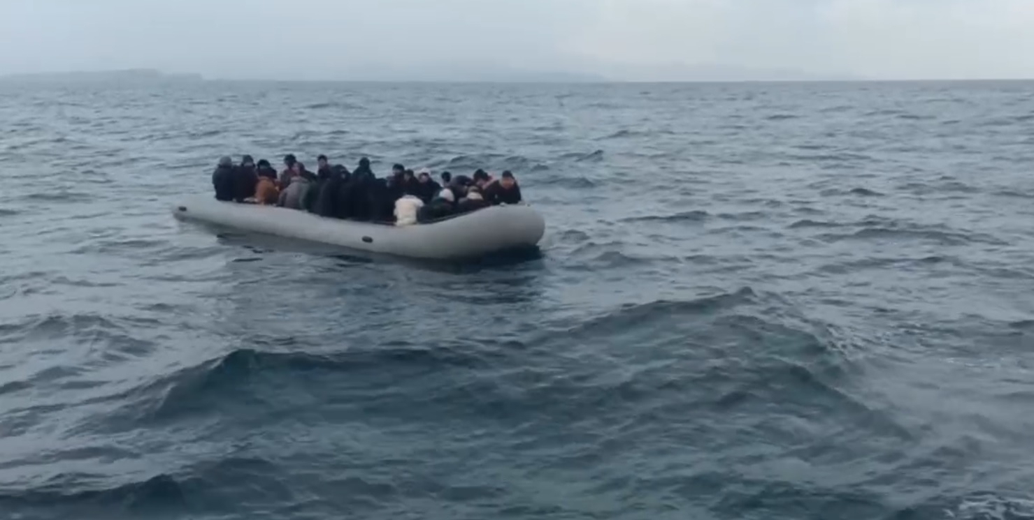Sahil Güvenlik, Ayvalık'ta 44 düzensiz göçmen yakaladı.