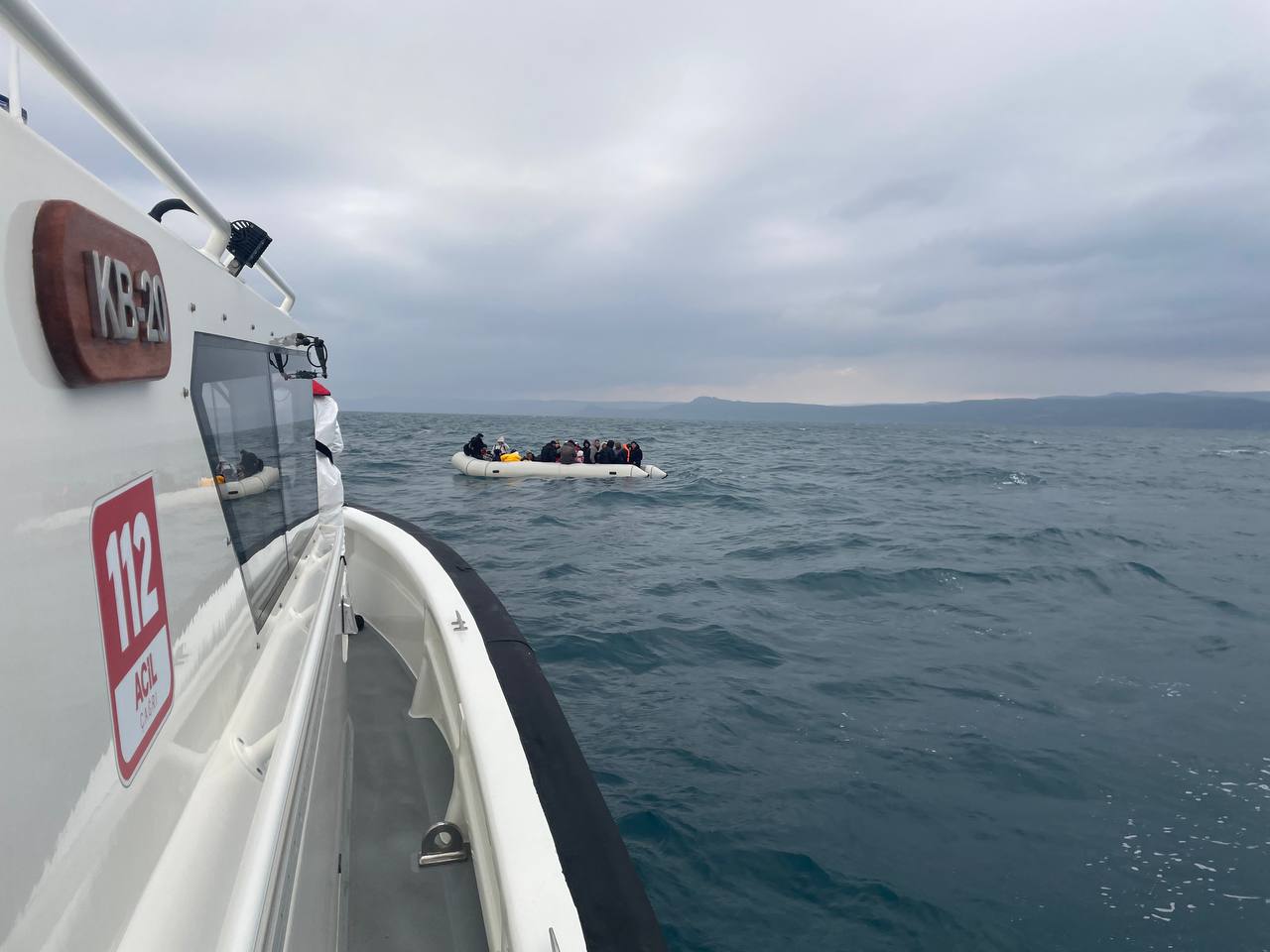 Sahil Güvenlik Botları, Ayvacık Açıklarında 24 Düzensiz Göçmeni Yakaladı