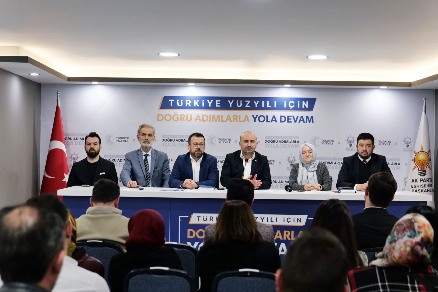 AK Parti Eskişehir İl Başkanı Albayrak'ın öncülüğünde haftalık yönetim kurulu toplantısı yapıldı