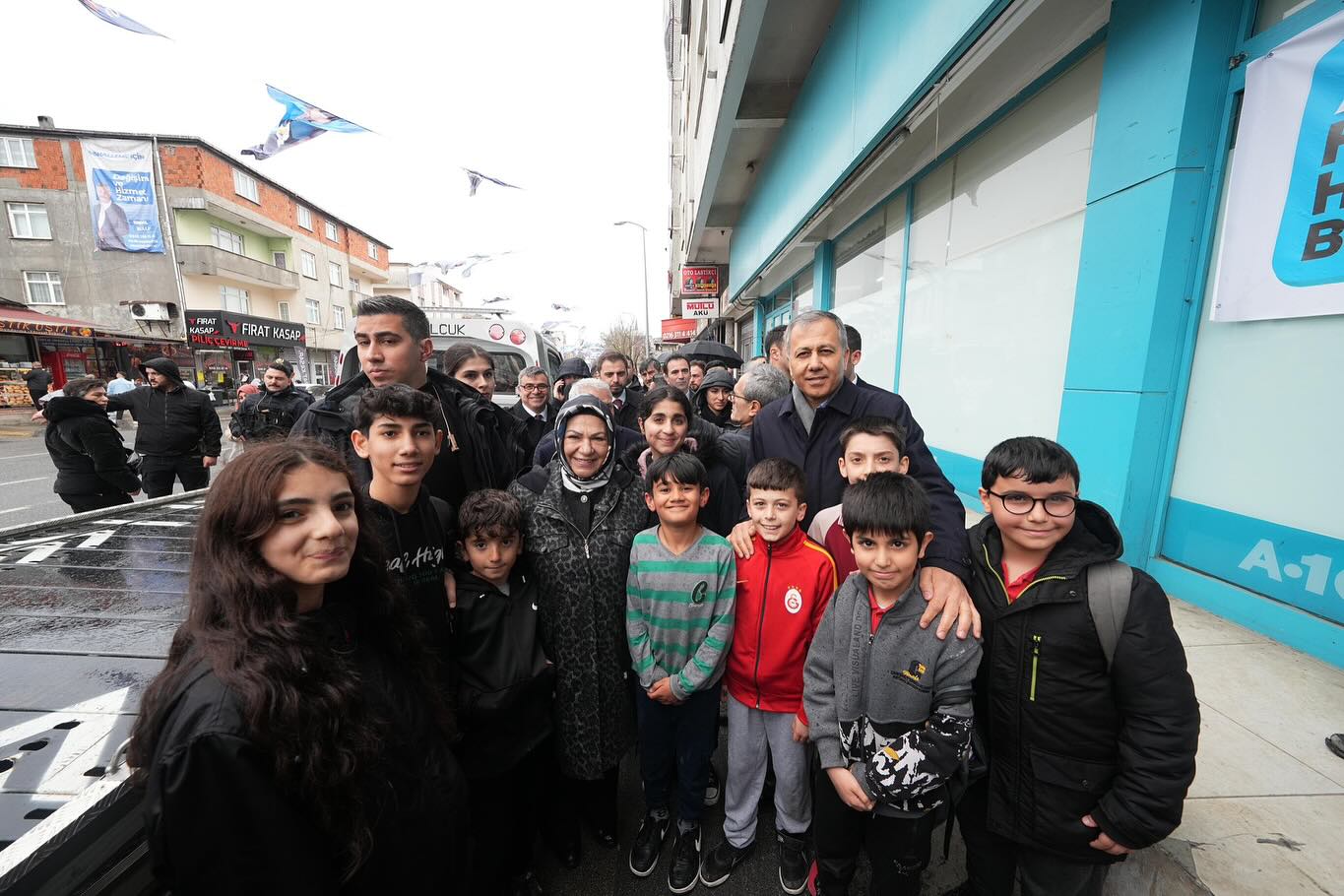 İçişleri Bakanı, İstanbul'un Sancaktepe ilçesinde yerel yöneticiler ve esnaflarla buluştu.