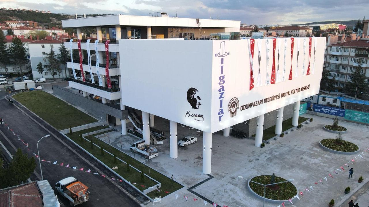 Eskişehir'de Yenikent Mahallesi'nde 100. Yıl Kültür Merkezi coşkulu açılışını gerçekleştirdi.