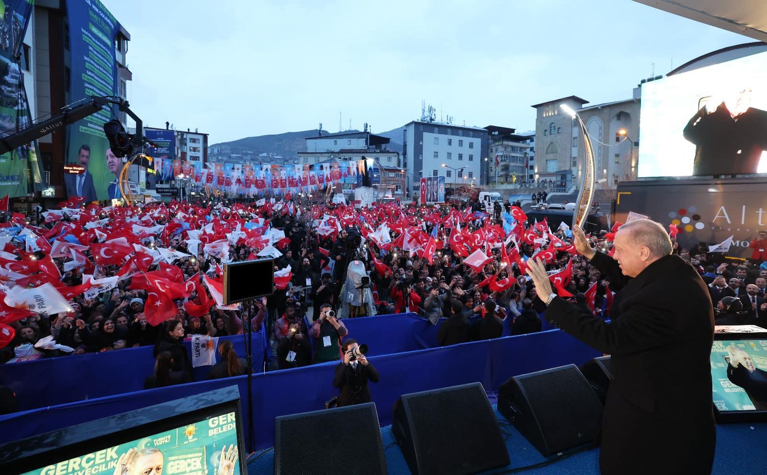 Cumhurbaşkanı Erdoğan, Hakkari'de kapsamlı miting düzenledi