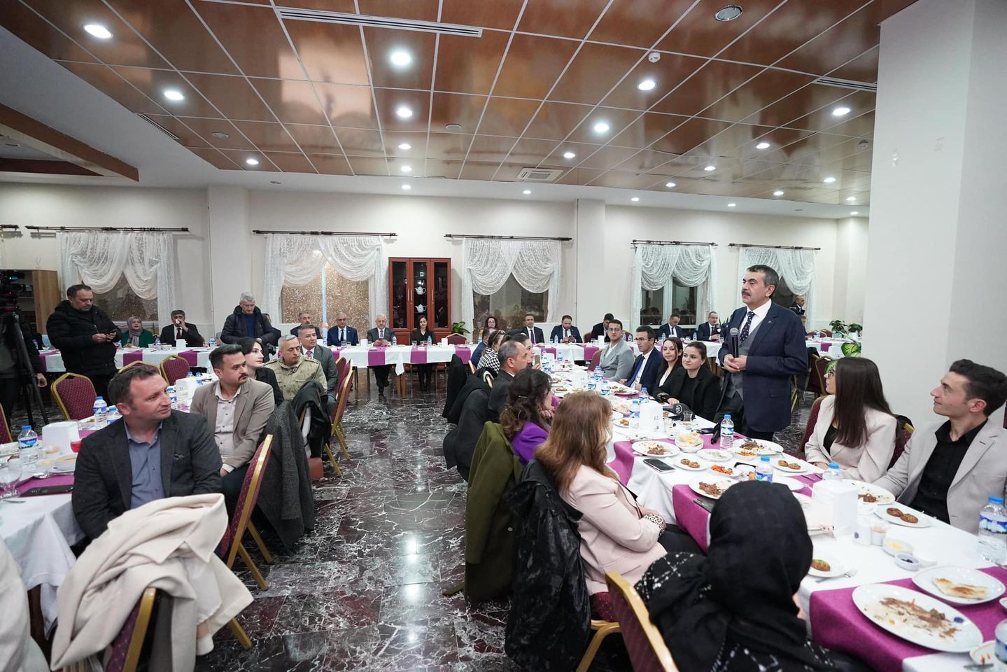 Milli Eğitim Bakanı Yusuf Tekin, Ardahan'da yapılan eğitim toplantısında öğretmenlerle bir araya geldi