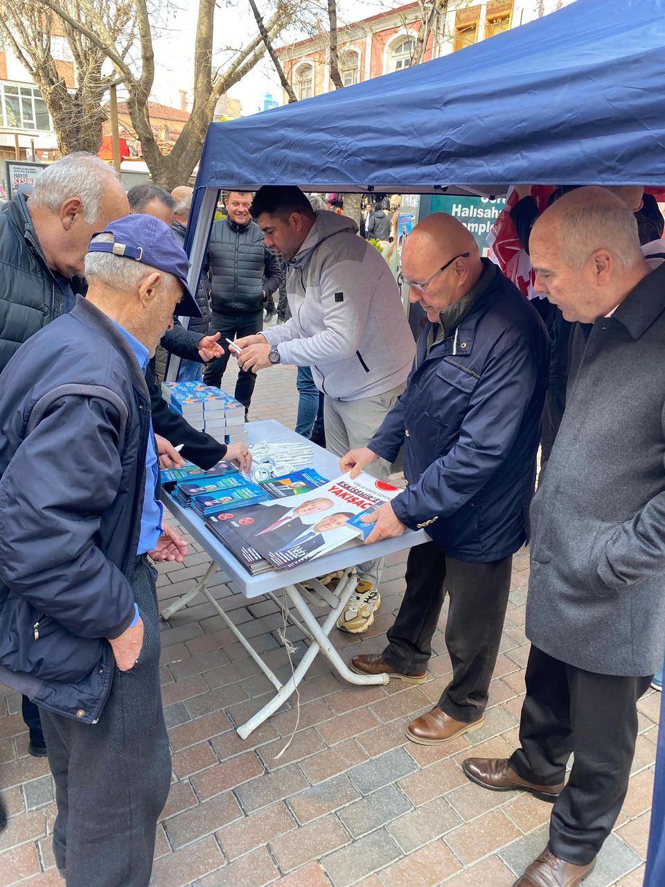 MHP, Eskişehir'de Hamamyolu Caddesi'nde stand açtı ve broşür dağıttı.