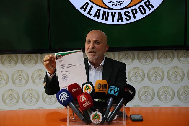 Corendon Alanyaspor Kulüp Başkanı Hasan Çavuşoğlu, Alanya'da basın toplantısı düzenleyerek Antalya Büyükşehir Belediye Başkanı Muhittin Böcek'in açıklamalarına cevap verdi.