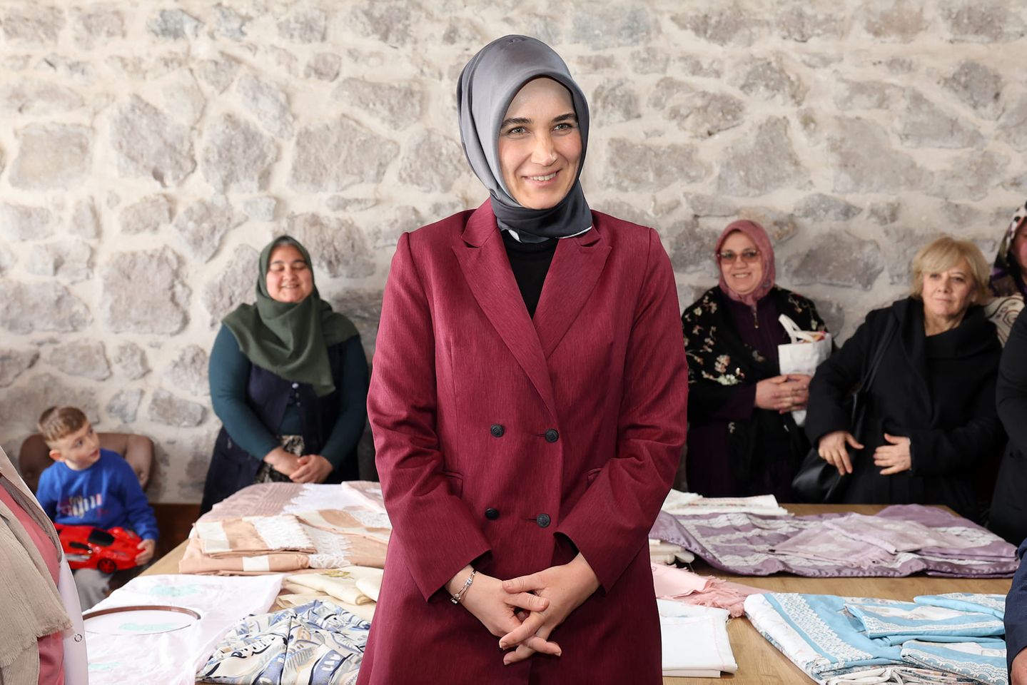 Vali Yiğitbaşı, Afyonkarahisar'da Ataköy Kadın Kültür Evi'ndeki dikiş kursunu ziyaret etti.