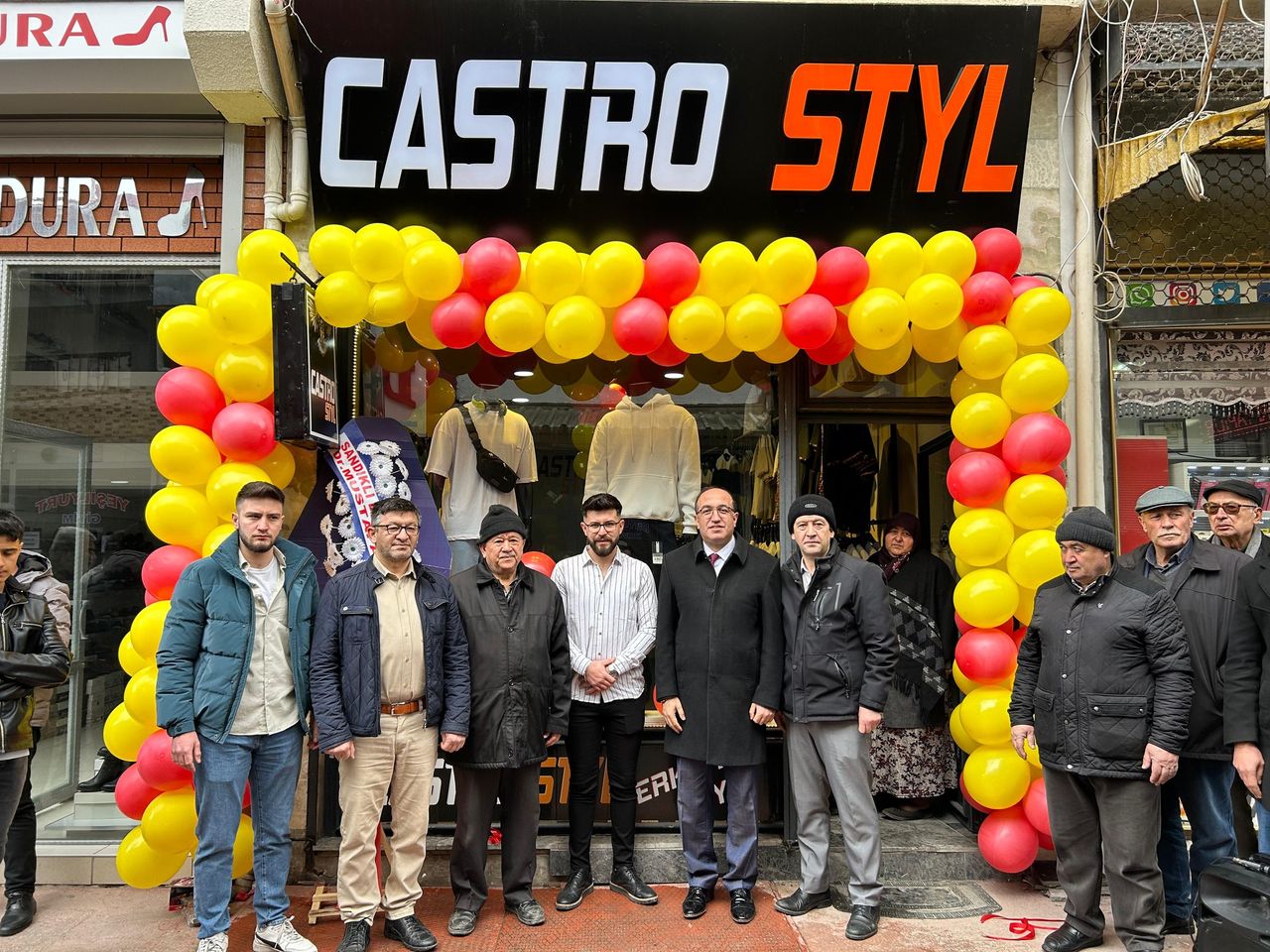 Sandıklı'da Yeni İşletmeler Açıldı: Giyim Mağazası ve Tost Dükkanı