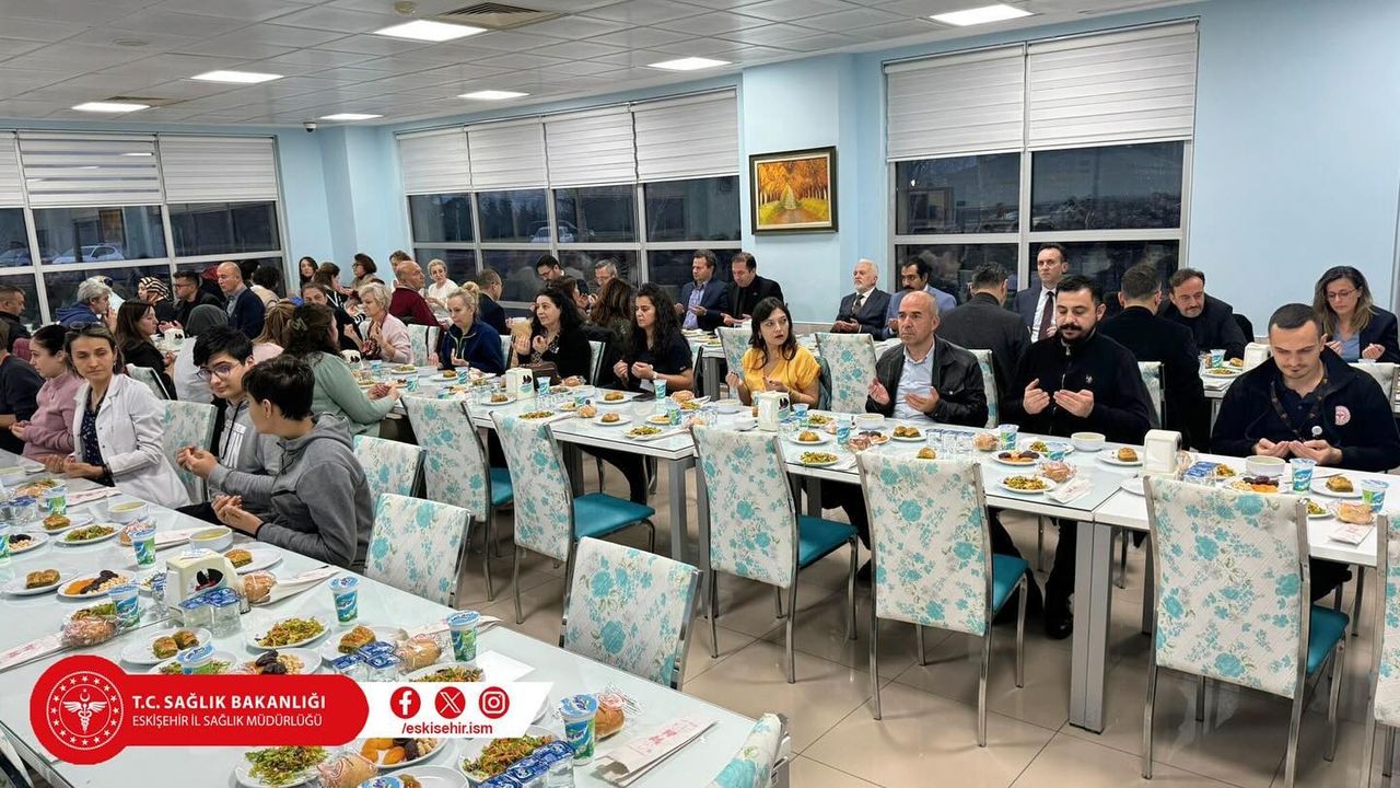 Eskişehir'deki sağlık çalışanları, Ağız ve Diş Sağlığı Hastanesi'nde dayanışma ve motivasyonu artıran bir iftar etkinliği düzenledi.