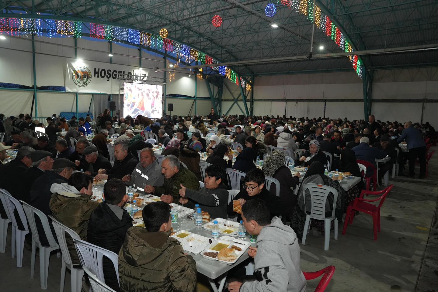 Eskişehir'de Ramazan ayında düzenlenen iftar buluşmaları komşuluk ilişkilerini güçlendiriyor.