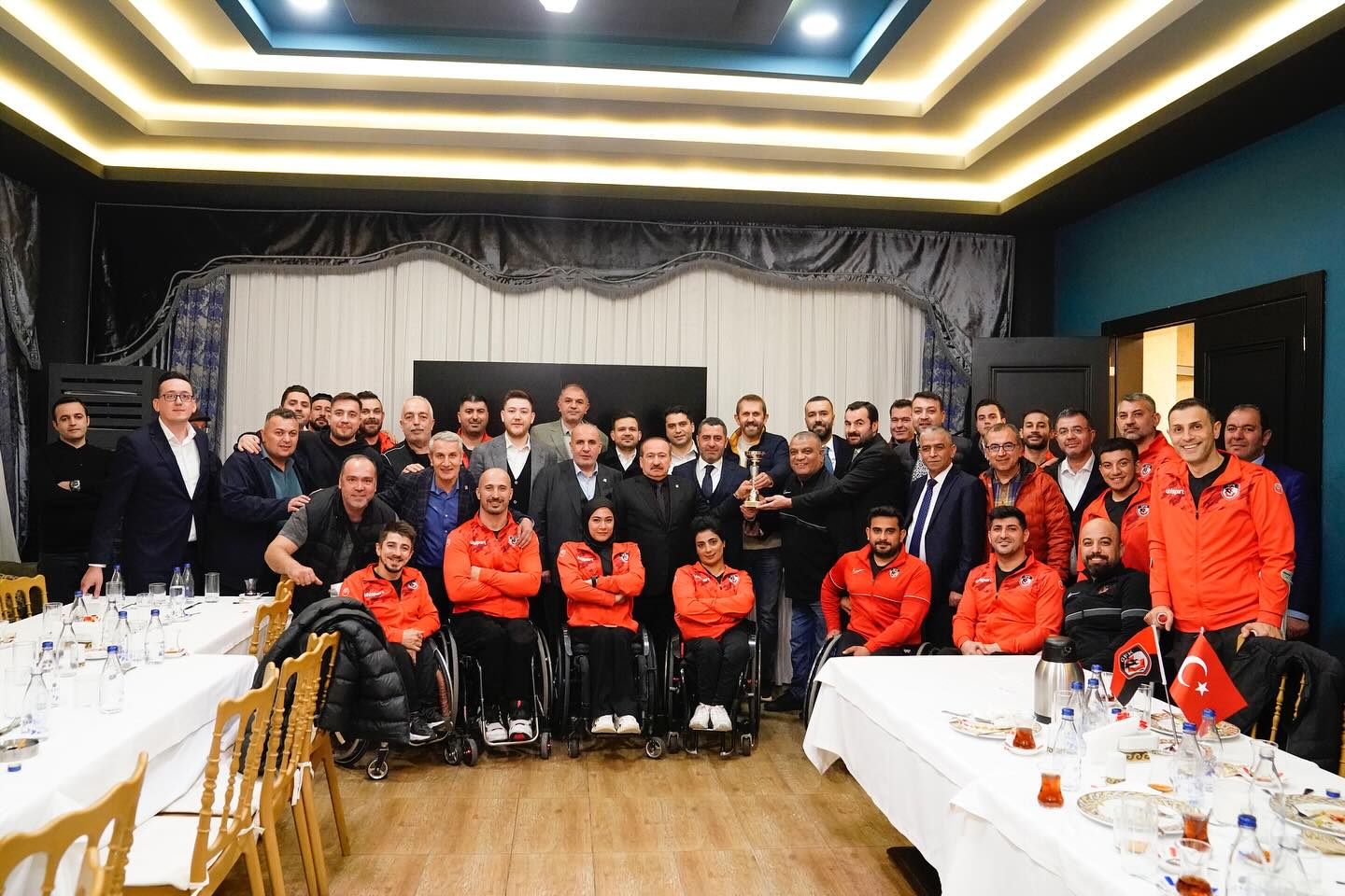 Gaziantep Futbol Kulübü'nün Engelsiz Şahinler Takımı, Uluslararası Arenada Elde Ettiği Başarıyla İftar Yemeğinde Buluştu