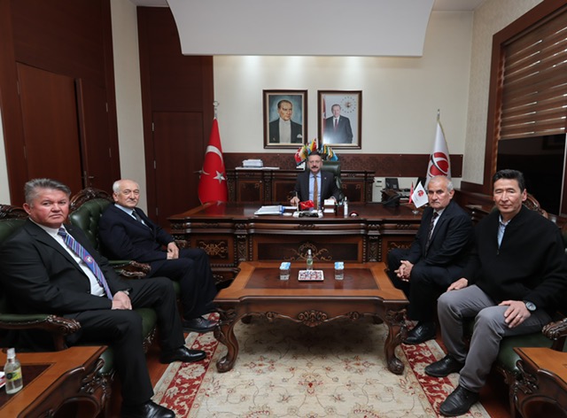 Kırım ve Dobruca Tatarları Dernek Başkanları Eskişehir Valisi'ni ziyaret etti