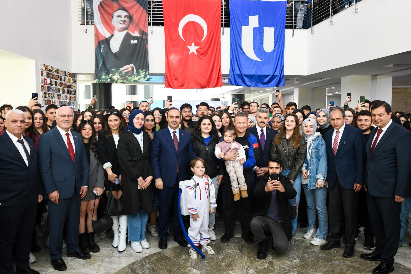 Sanayi ve Teknoloji Bakanı Mehmet Fatih Kacır, Gençlik Buluşması'nda Türkiye'nin gençlerine güvendiğini vurguladı.
