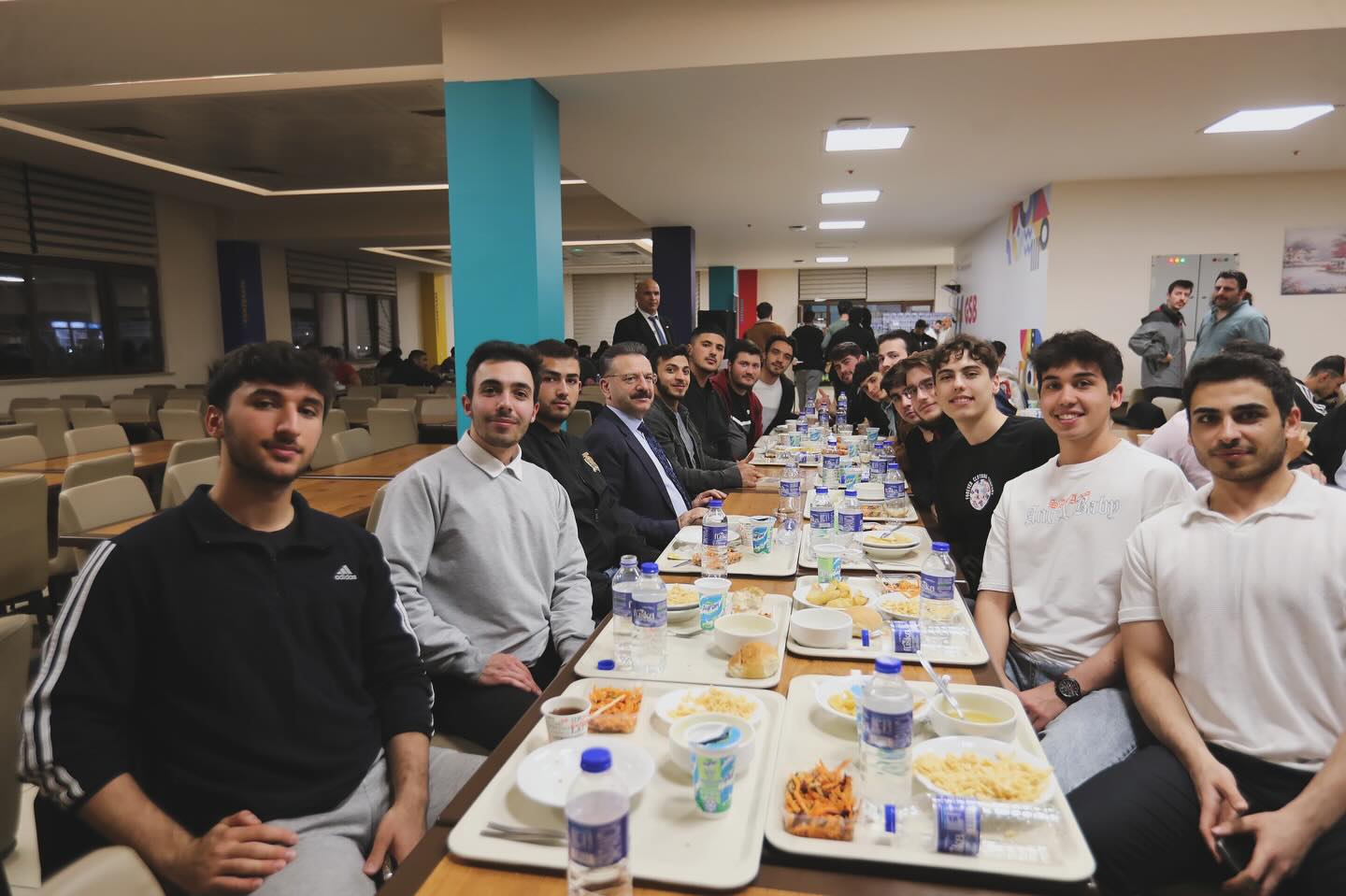 Vali Hüseyin Aksoy, Eskişehir'deki Hızır Bey Öğrenci Yurdu'nda öğrencilerle iftar yemeğinde buluştu.