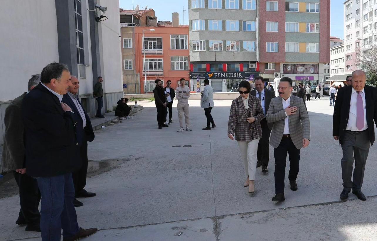 Eskişehir Valisi Hüseyin Aksoy, Mahalli İdareler Seçimi'nde oy kullandı