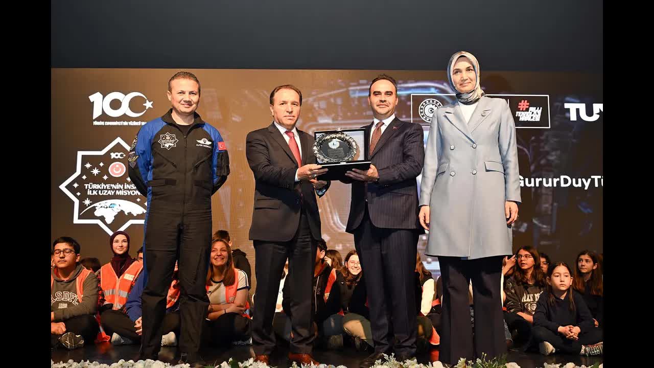 Sanayi ve Teknoloji Bakanı, Türkiye'nin ilk astronotu ile Afyonkarahisar'daki öğrenciler bir araya geldi.