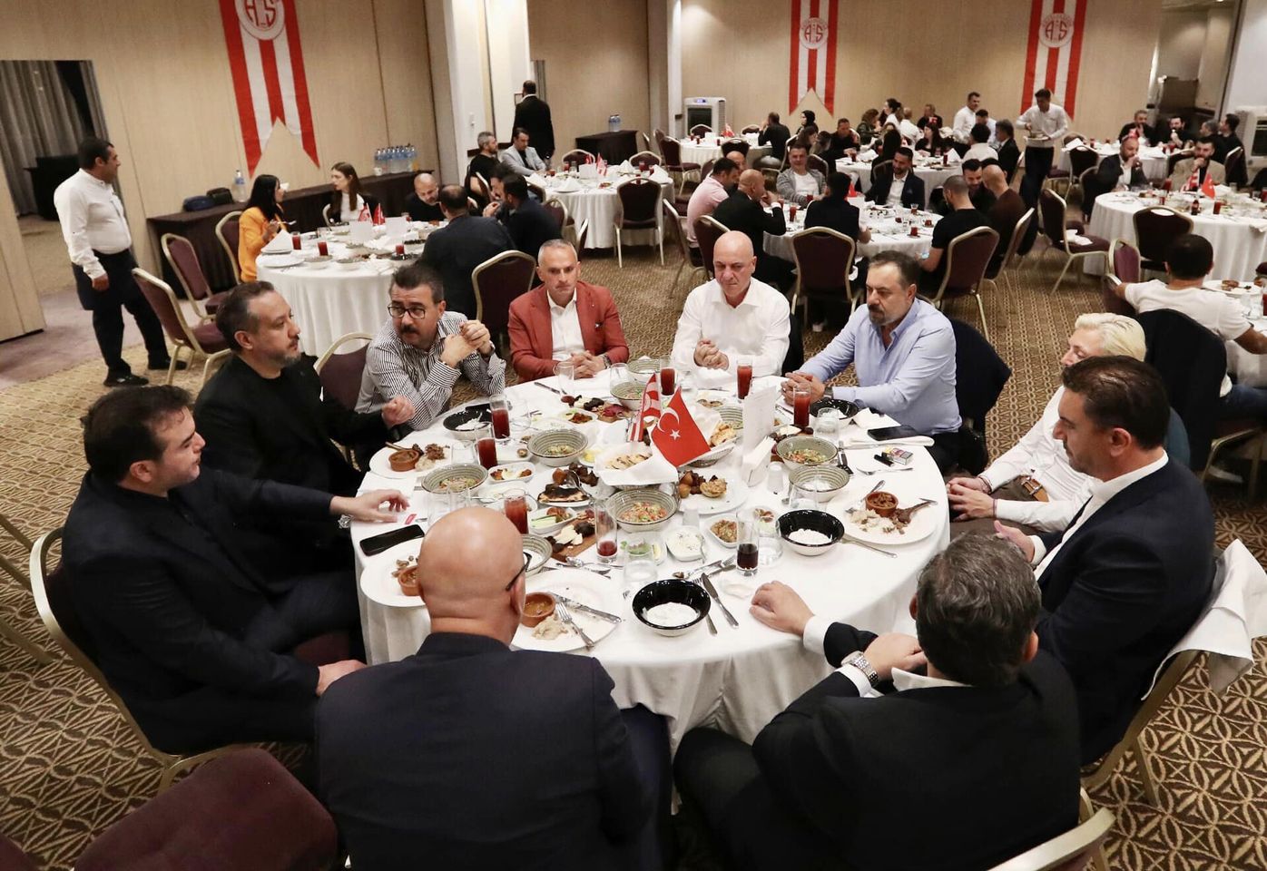 Antalyaspor, Başkan Sinan Boztepe'nin ev sahipliğinde Antalya'da iftar yemeği düzenledi.