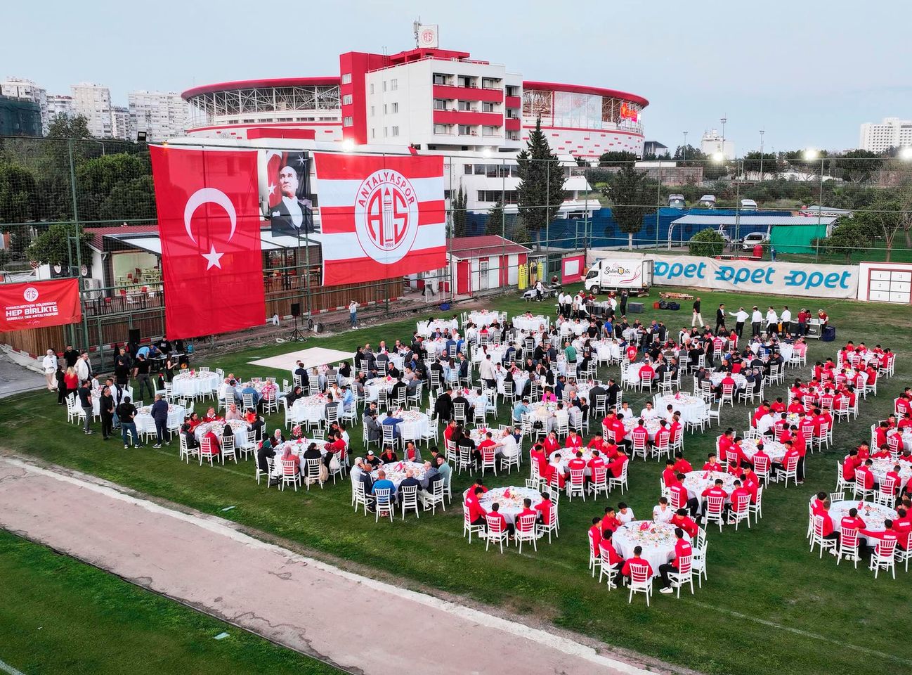 Antalyaspor Kulübü, Kadir Gecesi'nde düzenlediği iftar yemeğiyle camiayı bir araya getirdi