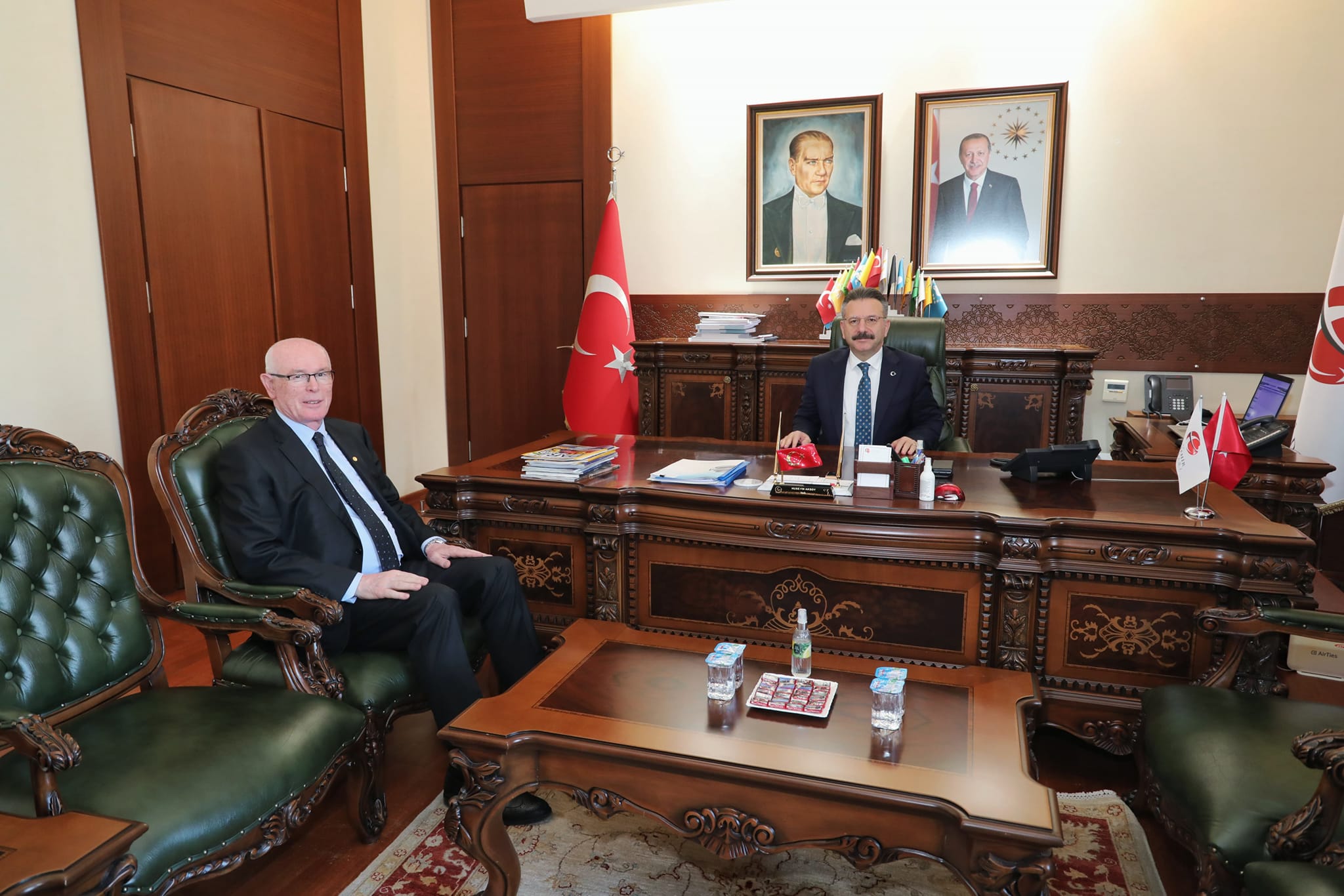 Eskişehir'de Odunpazarı Belediye Başkanı Kazım Kurt, Vali Hüseyin Aksoy'u ziyaret etti.