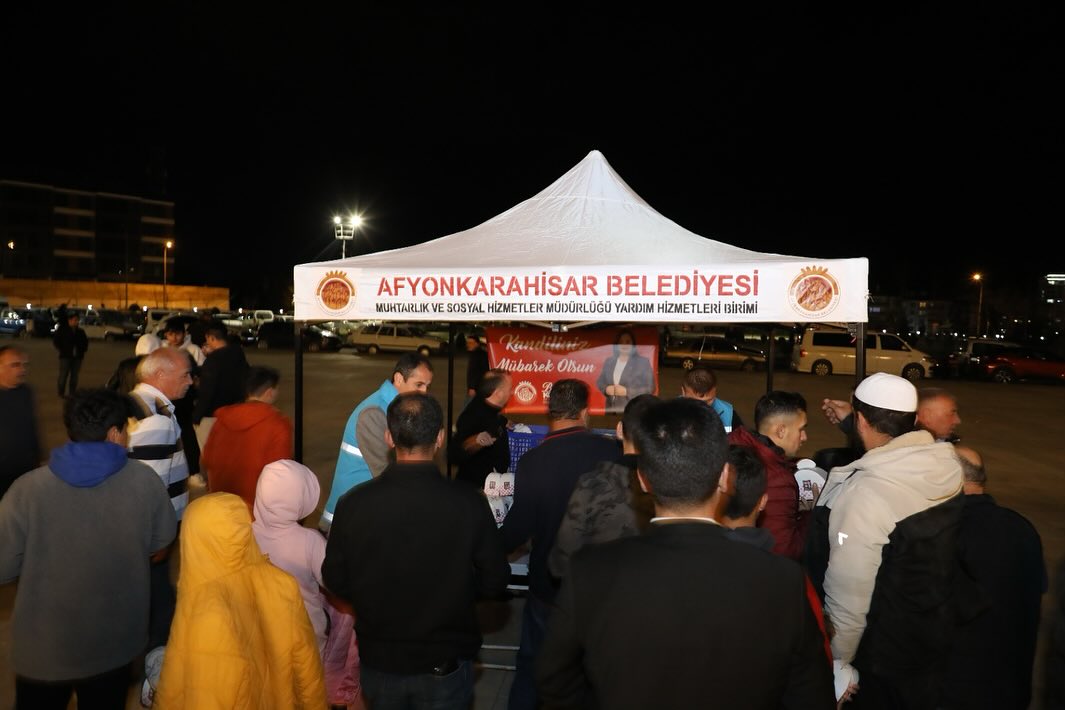 Afyonkarahisar Belediyesi, Kadir Gecesi'nde birlik ve beraberliği pekiştirdi: Kandil simidi dağıtımı yapıldı.