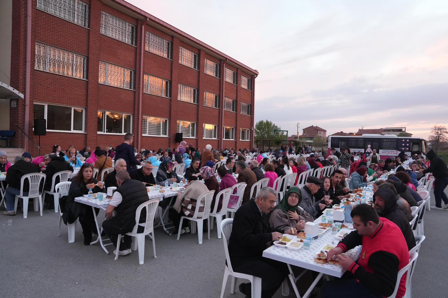 Eskişehir'deki Engelli Yaşam Merkezi'nde Ramazan İftar Buluşması