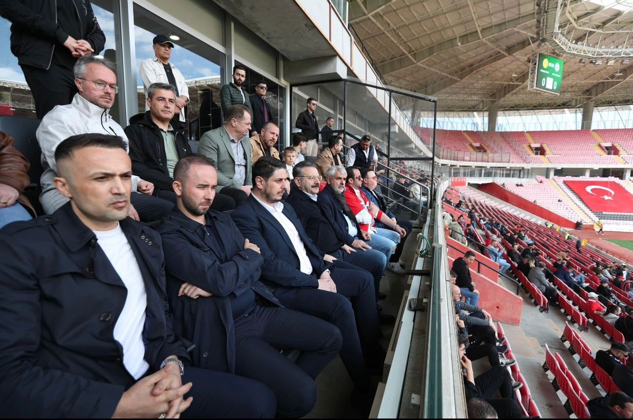 Vali Aksoy, Eskişehirspor ile Karadeniz Ereğli Belediyespor Maçını Tribünden İzliyor