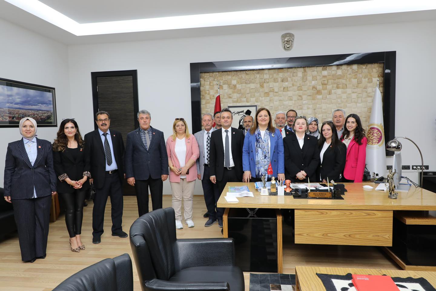 Afyonkarahisar CHP İl Başkanı ve Yönetimi Belediye Başkanı Burcu Köksal'ı ziyaret etti