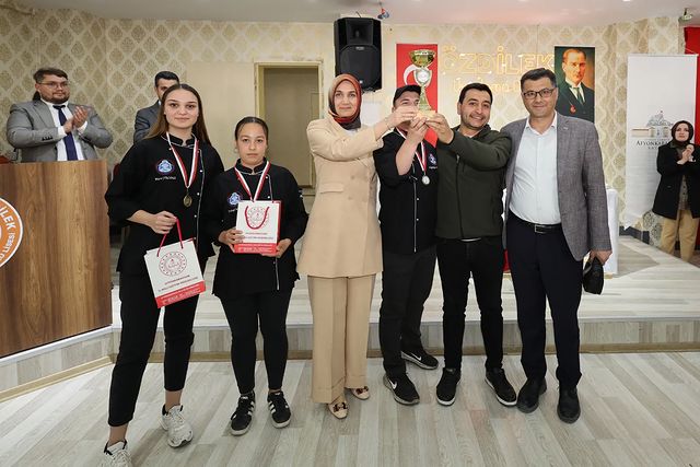Afyonkarahisar'da düzenlenen Gastronomi Festivali ve Yemek Yarışması gençleri etkiledi