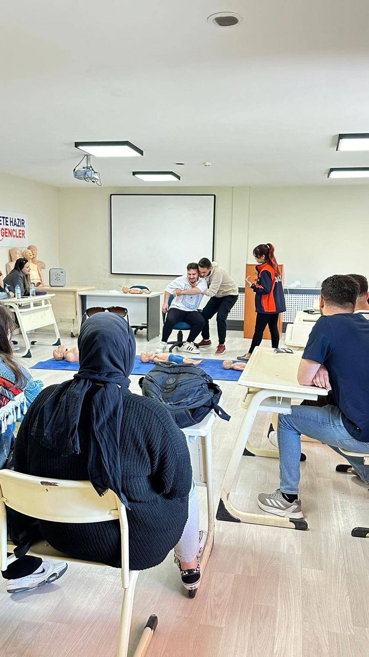 Afyonkarahisar'daki Üniversitede Turizm Öğrencilerine Hayati Önem Taşıyan Eğitimler Verildi