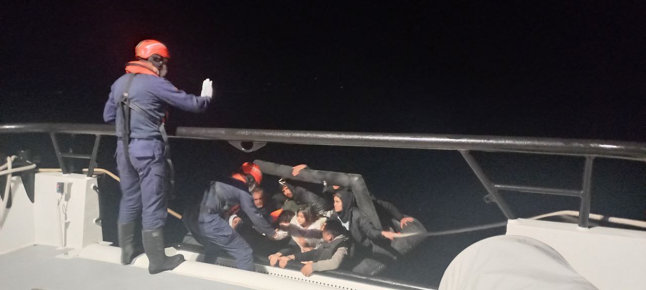 Sahil Güvenliği'nin kahramanları! İzmir Çeşme açıklarında 16 düzensiz göçmen ve 5 çocuk kurtarıldı