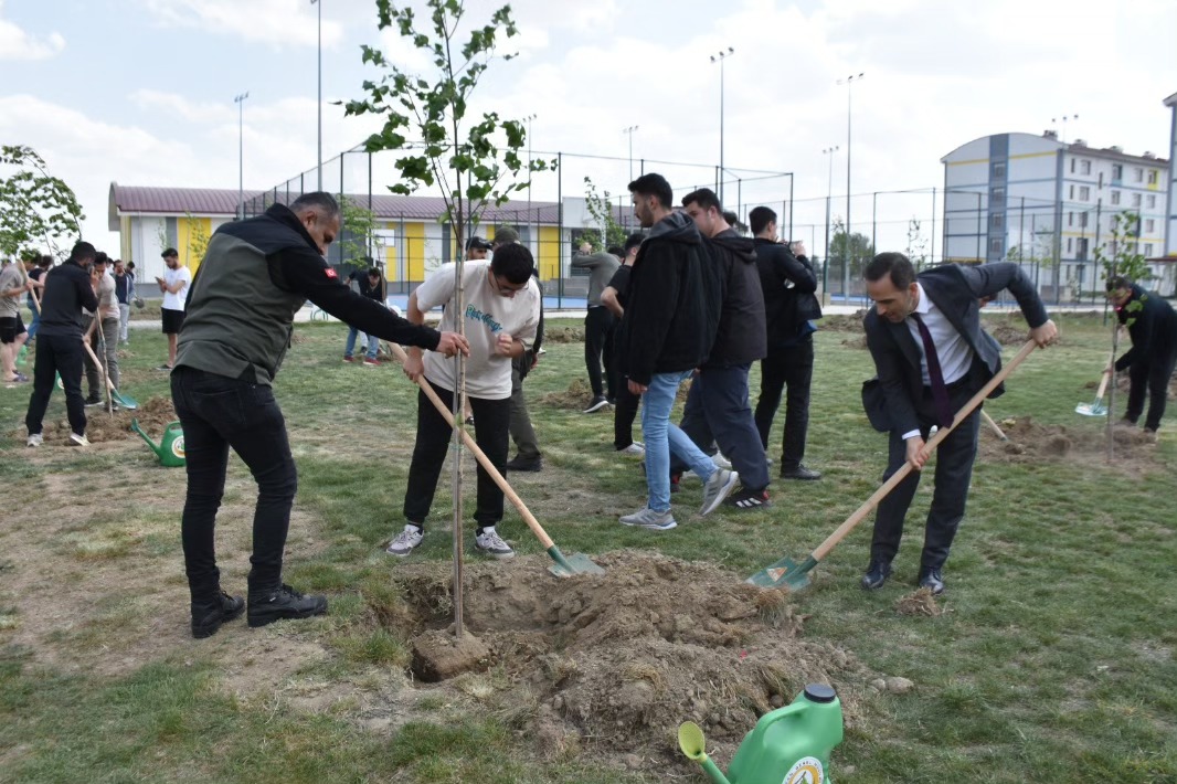 'Eskişehir'de Müdürlük tarafından düzenlenen çevreci etkinlikte fidan dikildi'
