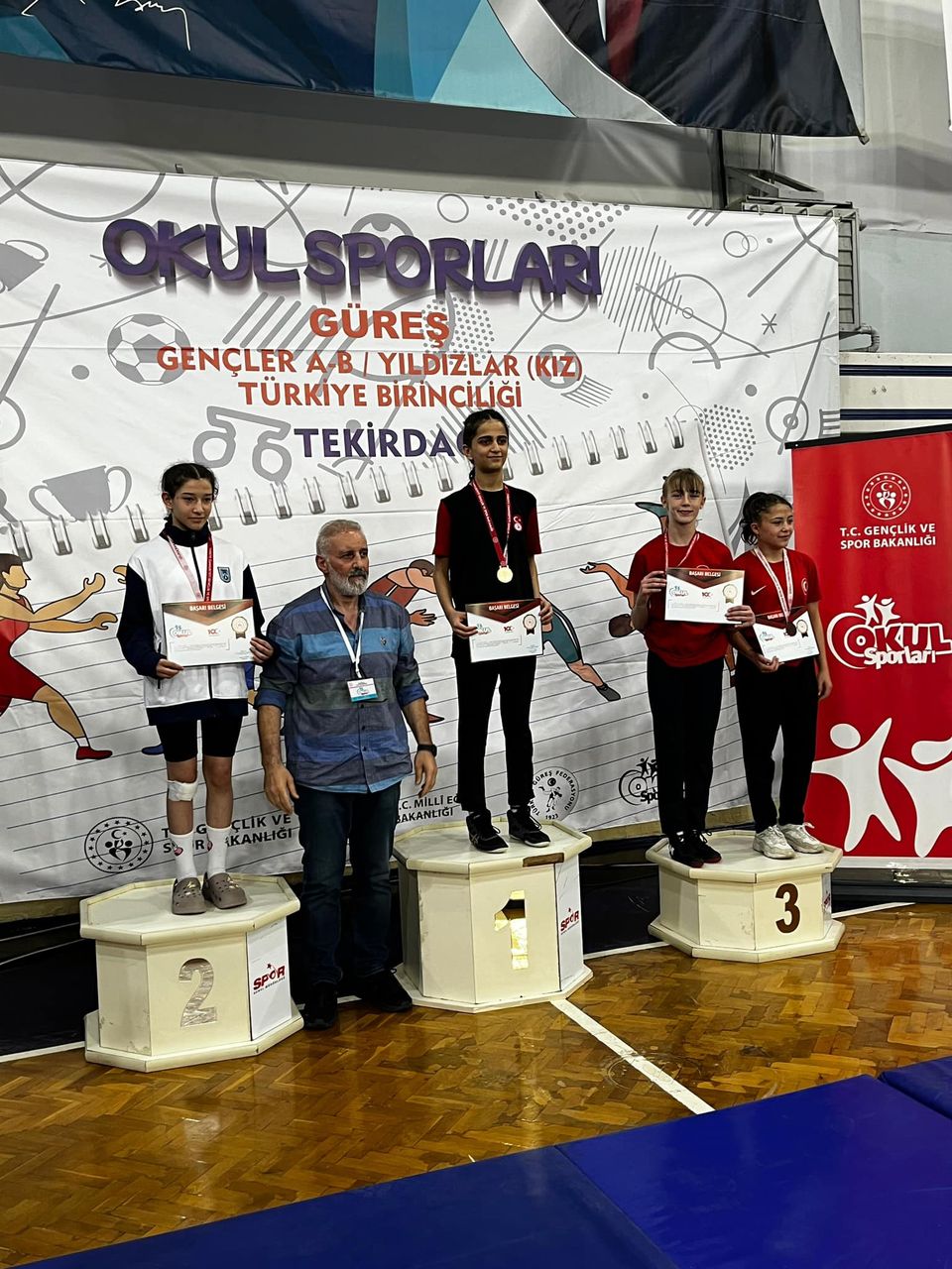 Türkiye Güreş Şampiyonası'nda Genç Güreşçilerin Gösterişli Performansı