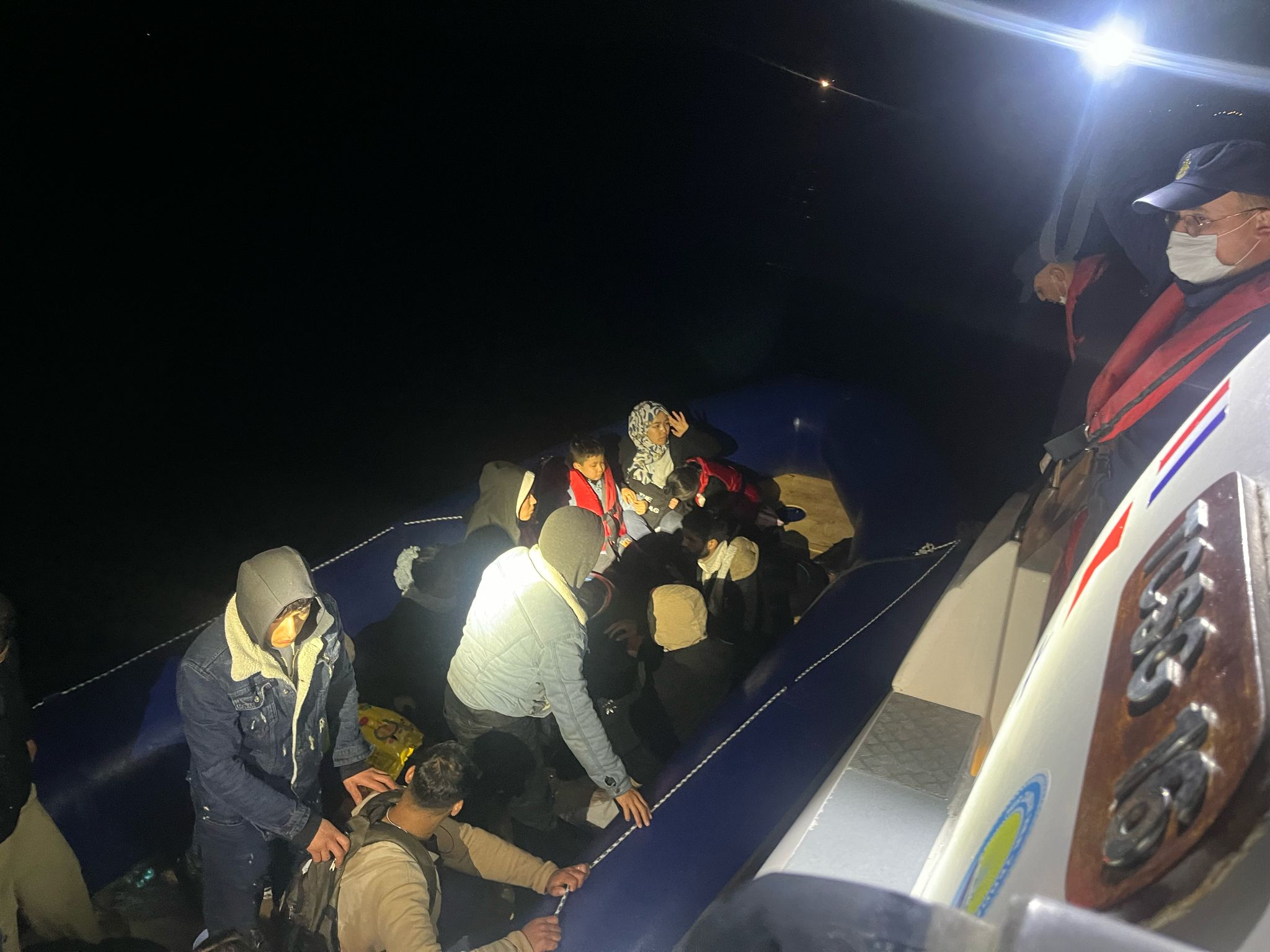 Ezine'de Sahil Güvenlik ekipleri düzensiz göçmenleri yakaladı