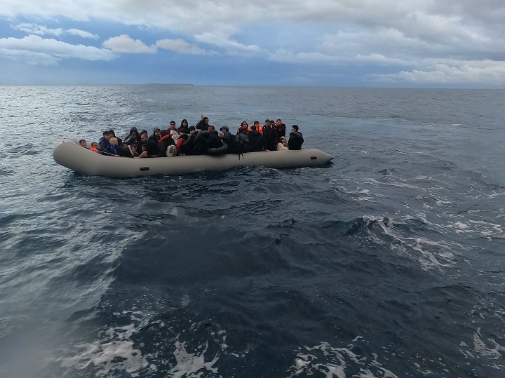 Ayvalık'ta düzensiz göçmen taşıyan lastik bot yakalandı