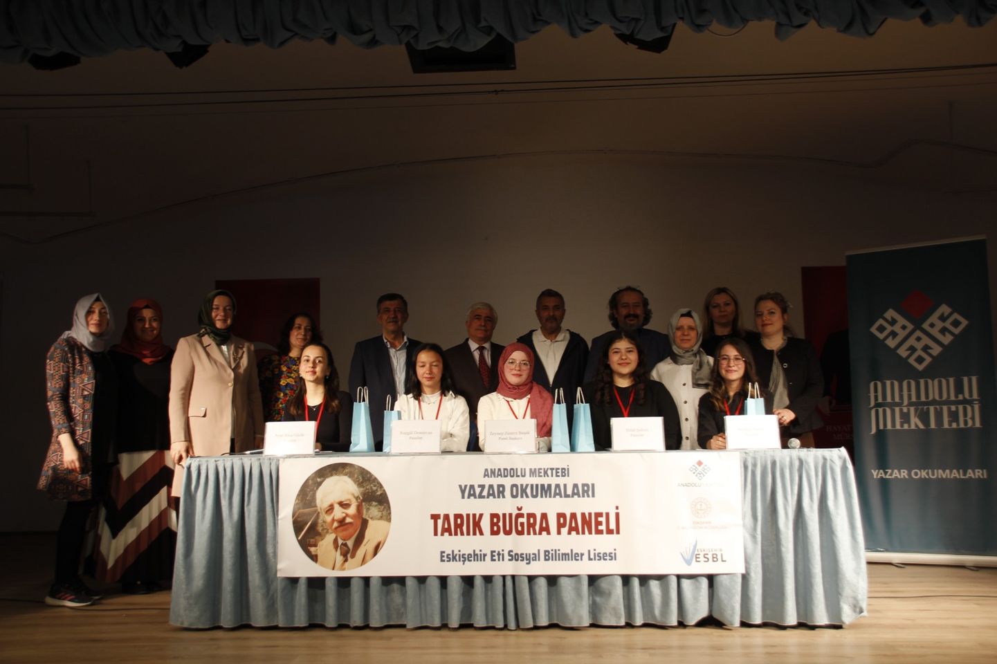 Eskişehir'deki Anadolu Mektebi Yazar Okumaları Projesi'nde gerçekleşen il paneline yoğun öğrenci ilgisi