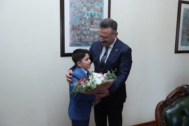 Eskişehir Valisi Hüseyin Aksoy, 23 Nisan'da makam koltuğunu 4. sınıf öğrencisine devretti.