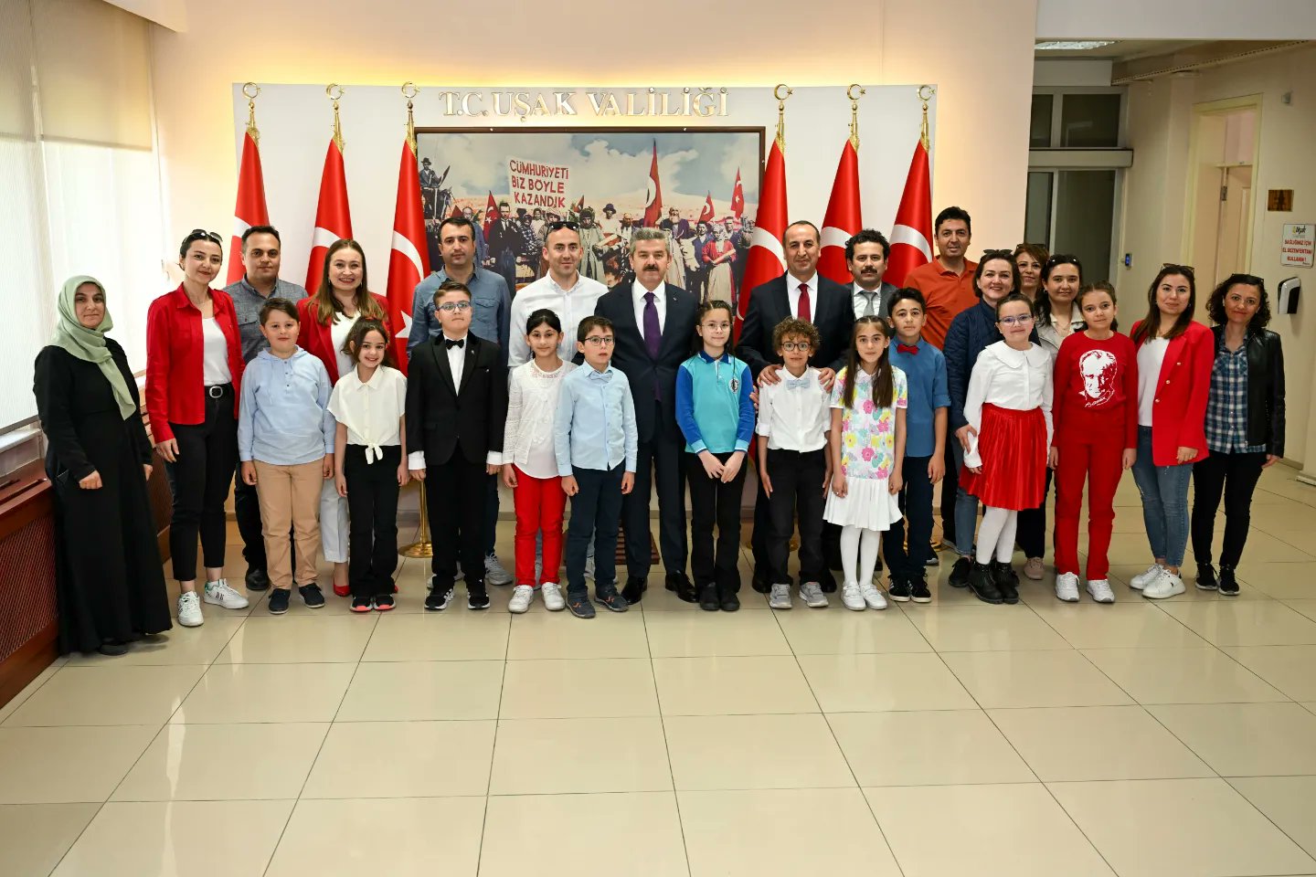 Vali Dr. Turan Ergün, 23 Nisan Ulusal Egemenlik ve Çocuk Bayramı'nı Kutladı