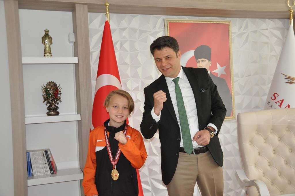Türkiye Minikler Karate Şampiyonu Mustafa Eren Güder, Kaymakam Önder Çengel'i Ziyaret Etti