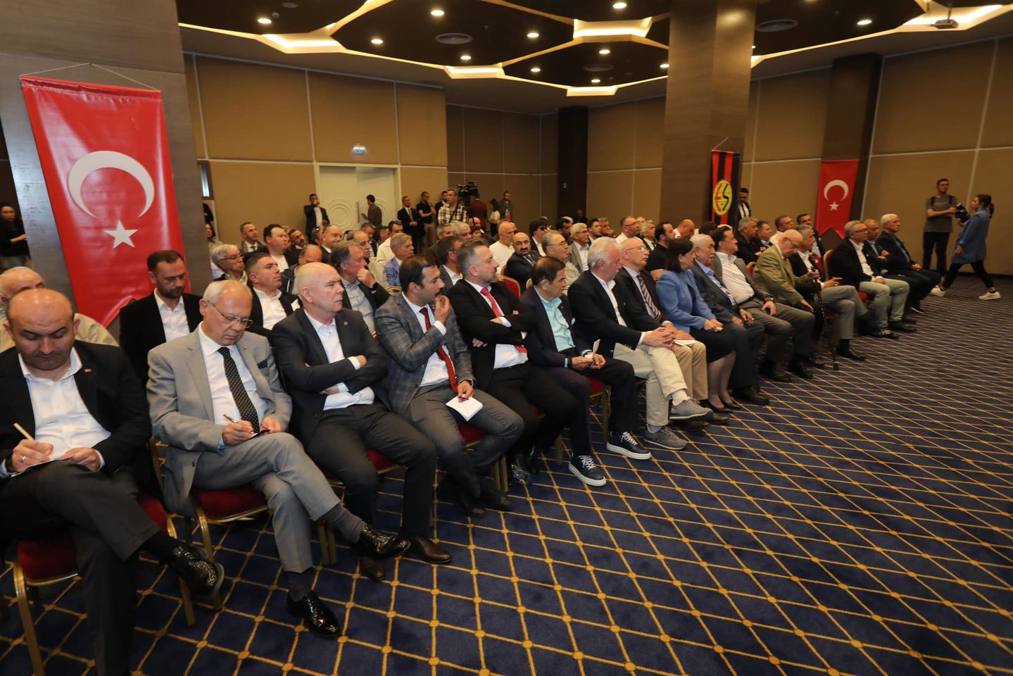 Eskişehirspor'un Geleceği İçin Önemli Toplantı Gerçekleştirildi