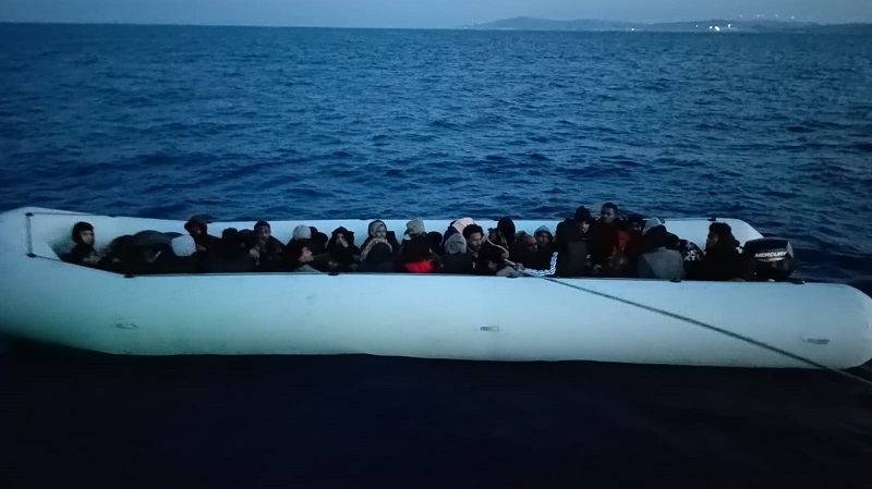 Sahil Güvenlik, İzmir'de Göçmen Kaçakçılığı Operasyonu Gerçekleştirdi