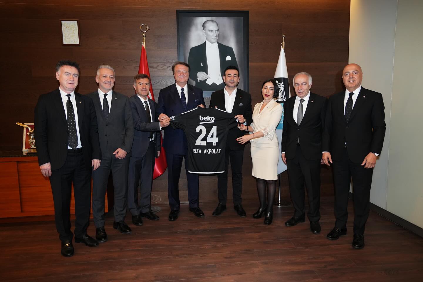 Beşiktaş Başkanı Hasan Arat, Beşiktaş Belediye Başkanı Rıza Akpolat'ı Ziyaret Etti