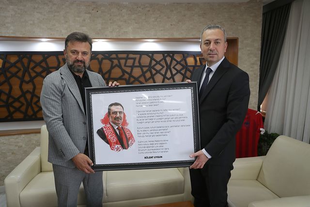 Sivasspor Teknik Direktörü Bülent Uygun, Başkan Adem Uzun'a Özel Bir Hediyeyi Takdim Etti