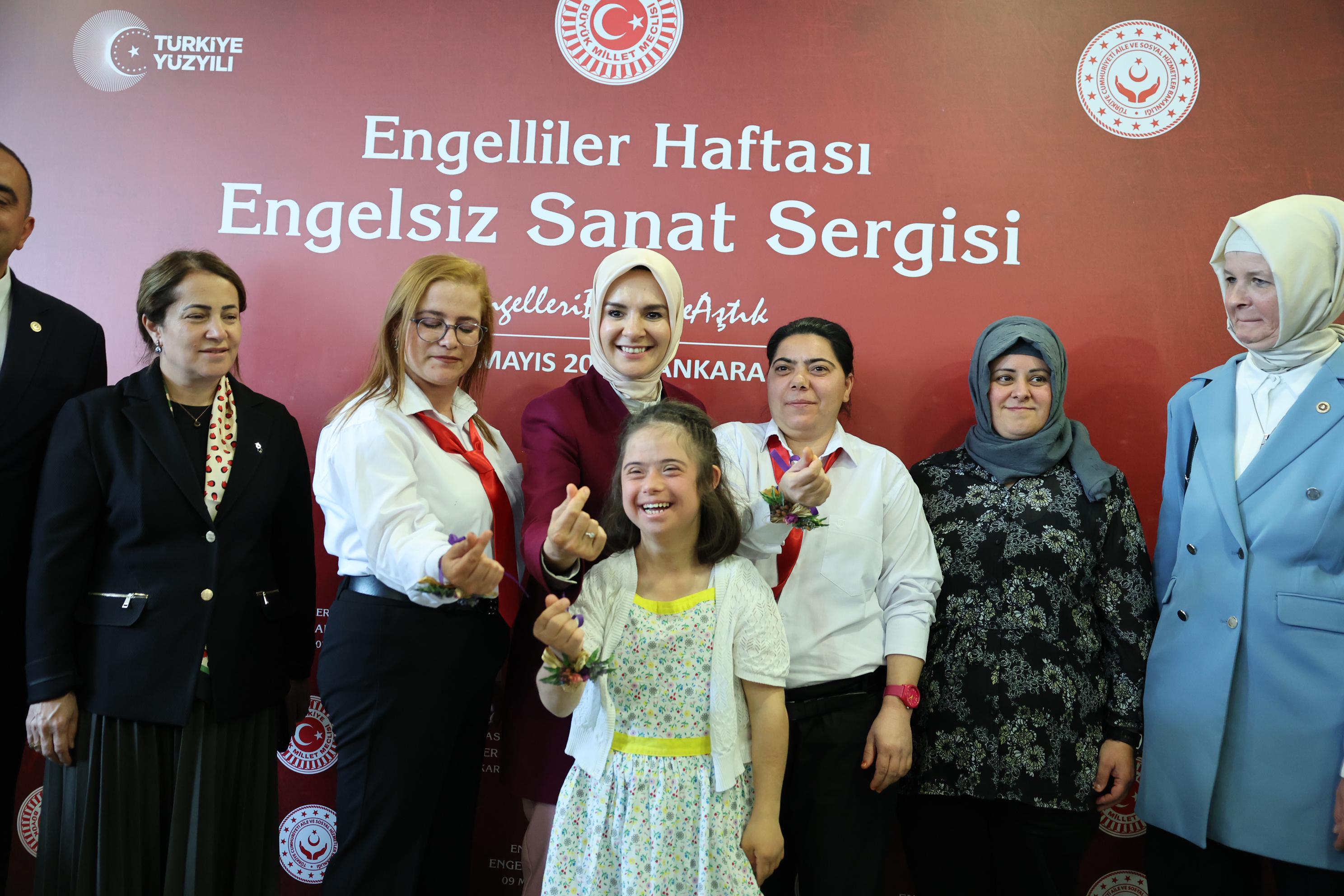 Aile ve Sosyal Hizmetler Bakanı Mahinur Özdemir Göktaş, Engelli Öğrencilerin Sergisini Ziyaret Etti