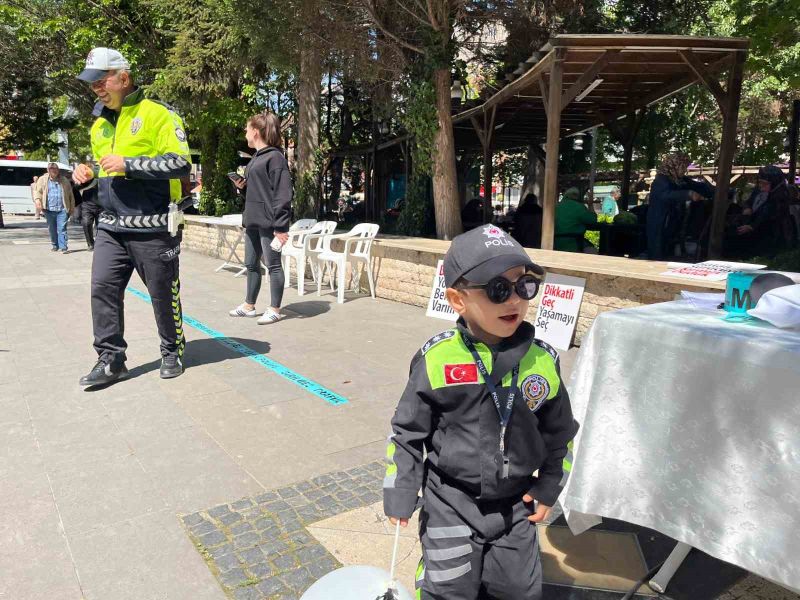 Bozüyük Trafik Haftası'nda Minik Polis İlteriş Alp, İlgileri Üzerinde Topladı