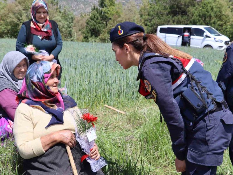Kastamonu İl Komutanlığı Anneler Günü'nde Özel Birey Annelerini Yalnız Bırakmadı